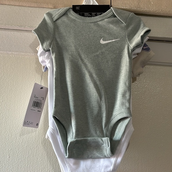 Nike Bodysuits - 3 Pack - Picture 4 of 7